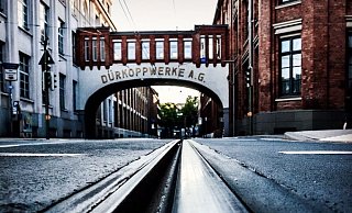 Die ausgezeichnete Historikerin forscht auch in den Archiven der Dürkoppwerke. - Marc Beckamp Die ausgezeichnete Historikerin forscht auch in den Archiven der Dürkoppwerke. - Marc Beckamp