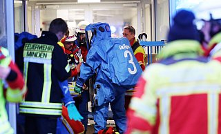 Mehrere Einsatzkräfte der Feuerwehr und Polizei sichern das JWK ab und kontrollieren, ob und wo Chlorgas ausgetreten sein kann. - Alex Lehn Mehrere Einsatzkräfte der Feuerwehr und Polizei sichern das JWK ab und kontrollieren, ob und wo Chlorgas ausgetreten sein kann. - Alex Lehn