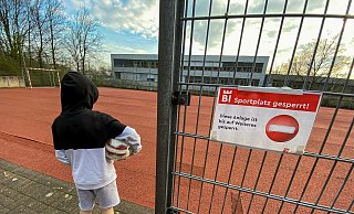 Die Schilder, wie hier am Fußballplatz an der Rosenhöhe, sind nicht zu übersehen. Doch zu oft werden sie ignoriert. - © Andreas Zobe Die Schilder, wie hier am Fußballplatz an der Rosenhöhe, sind nicht zu übersehen. Doch zu oft werden sie ignoriert. - © Andreas Zobe