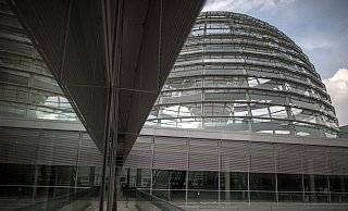Die Kuppel auf dem ehemaligen Reichstagsgebäude, dem Sitz des Deutschen Bundestags. - picture alliance / dpa Die Kuppel auf dem ehemaligen Reichstagsgebäude, dem Sitz des Deutschen Bundestags. - picture alliance / dpa