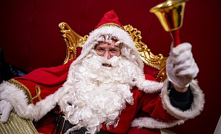 Die Weihnachtszeit steht für Frieden und Besinnlichkeit: Der Weihnachtsmann ist das Symbol des Festes - seine Tradition reicht weit zurück. - dpa Die Weihnachtszeit steht für Frieden und Besinnlichkeit: Der Weihnachtsmann ist das Symbol des Festes - seine Tradition reicht weit zurück. - dpa