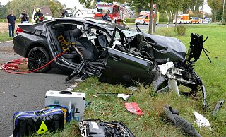 Fahrer und Beifahrer wurden bei dem Verkehrsunfall schwer verletzt, der Beifahrer erlag noch an der Unfallstelle seinen schweren Verletzungen. - Ralph Meyer Fahrer und Beifahrer wurden bei dem Verkehrsunfall schwer verletzt, der Beifahrer erlag noch an der Unfallstelle seinen schweren Verletzungen. - Ralph Meyer