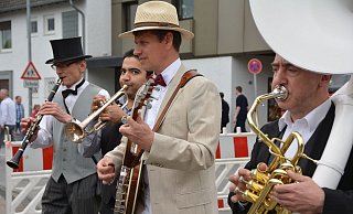 Die Mitglieder von Onkel Wilhelms Jazzkapelle haben in den Vorjahren entlang der Lübbecker Straße für Stimmung gesorgt. - Christina Nahrwold Die Mitglieder von Onkel Wilhelms Jazzkapelle haben in den Vorjahren entlang der Lübbecker Straße für Stimmung gesorgt. - Christina Nahrwold