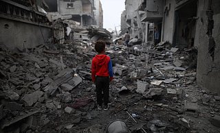 Ein Junge steht vor den Trümmern nach einem Luftangriff im Flüchtlingslager Maghazi im Zentrum des Gazastreifens. Schon sechs Monate lang tobt der Gaza-Krieg. - Uncredited/XinHua/dpa Ein Junge steht vor den Trümmern nach einem Luftangriff im Flüchtlingslager Maghazi im Zentrum des Gazastreifens. Schon sechs Monate lang tobt der Gaza-Krieg. - Uncredited/XinHua/dpa