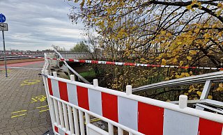 An der Stelle durchbrach der Honda das Geländer und fiel rund 15 Meter in die Tiefe. - Ilja Regier An der Stelle durchbrach der Honda das Geländer und fiel rund 15 Meter in die Tiefe. - Ilja Regier