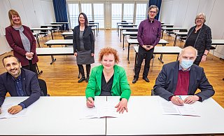 Die Spitzen von Rot-Grün-Rot unterzeichneten Anfang 2021 den Koalitionsvertrag. Wiebke Esdar (SPD, v.l.), Riza Öztürk (SPD), Daniela Kluge (Grüne), Christina Osei (Grüne), Florian Straetmanns (Linke), Bernd Vollmer (Linke) und Brigitte Stelze (Linke). - Mike-Dennis Müller / www.mdm.ph Die Spitzen von Rot-Grün-Rot unterzeichneten Anfang 2021 den Koalitionsvertrag. Wiebke Esdar (SPD, v.l.), Riza Öztürk (SPD), Daniela Kluge (Grüne), Christina Osei (Grüne), Florian Straetmanns (Linke), Bernd Vollmer (Linke) und Brigitte Stelze (Linke). - Mike-Dennis Müller / www.mdm.ph