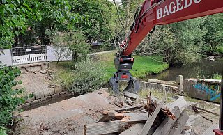 Im Handumdrehen war die Brücke im Gütersloher Webereipark zerlegt. - Ludger Osterkamp Im Handumdrehen war die Brücke im Gütersloher Webereipark zerlegt. - Ludger Osterkamp
