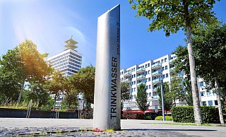 Den einzigen Trinkwasserbrunnen gibt es auf dem Kesselbrink. Was bei der Hitze außer Wasser noch gut tut, weiß eine Bielefelder Ernährungsexpertin. - BARBARA FRANKE Den einzigen Trinkwasserbrunnen gibt es auf dem Kesselbrink. Was bei der Hitze außer Wasser noch gut tut, weiß eine Bielefelder Ernährungsexpertin. - BARBARA FRANKE