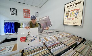 Lutz Reineke in seinem neuen Pop-Up-Store für Schallplatten und Mode. Hier zeigt der 23-Jährige eine der Raritäten - und vorne seine eigene, neueste Platte. - Peter Unger Lutz Reineke in seinem neuen Pop-Up-Store für Schallplatten und Mode. Hier zeigt der 23-Jährige eine der Raritäten - und vorne seine eigene, neueste Platte. - Peter Unger