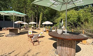 Strandatmosphäre: Und mit etwas Phantasie wird die Vegetation im Hintergrund zum Regenwald. - COBUS ConCept Strandatmosphäre: Und mit etwas Phantasie wird die Vegetation im Hintergrund zum Regenwald. - COBUS ConCept
