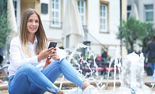 Täglich posten, möglichst authentisch sein: Laura Schwarzer (21), hier ganz entspannt am Alten Markt, ist erfolgreich auf Instagram und verrät, wie sie ihre recht große Fangemeinde in den Bann zieht. - Sarah Jonek Täglich posten, möglichst authentisch sein: Laura Schwarzer (21), hier ganz entspannt am Alten Markt, ist erfolgreich auf Instagram und verrät, wie sie ihre recht große Fangemeinde in den Bann zieht. - Sarah Jonek