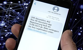 Mit so einer Kurznachricht lockten die Täter die Bielefelderin aufs Glatteis. Wegen des Wechsels ihrer Bank hatte sie auch mit Änderungen der App gerechnet. - Jörg Dieckmann Mit so einer Kurznachricht lockten die Täter die Bielefelderin aufs Glatteis. Wegen des Wechsels ihrer Bank hatte sie auch mit Änderungen der App gerechnet. - Jörg Dieckmann