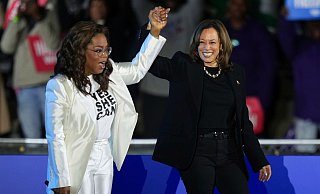 Oprah Winfrey ist ein Superstar in den USA - und unterstützt Kamala Harris. (Archivbild) - Matt Slocum/AP/dpa Oprah Winfrey ist ein Superstar in den USA - und unterstützt Kamala Harris. (Archivbild) - Matt Slocum/AP/dpa