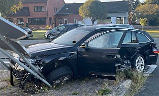 Endposition des verunfallten Skodas, nach der Kollision im Kreuzungsbereich mit einem anderen Pkw. - Polizei Minden-Lübbecke Endposition des verunfallten Skodas, nach der Kollision im Kreuzungsbereich mit einem anderen Pkw. - Polizei Minden-Lübbecke