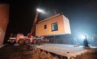 Das erste der insgesamt zwei Module ihres neuen Minihauses ist auf einem Tieflader vorgefahren worden. - Privat Das erste der insgesamt zwei Module ihres neuen Minihauses ist auf einem Tieflader vorgefahren worden. - Privat
