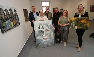 Jürgen Meier (v. l.), Horst Krause, Wolfgang Brenner, Dagmar Venus, Alexandra Sucrow und Anja Jürgens stehen in der Begleitausstellung zu den Offenen Ateliers. Sie wird am Freitag eröffnet. - Mareike Gröneweg Jürgen Meier (v. l.), Horst Krause, Wolfgang Brenner, Dagmar Venus, Alexandra Sucrow und Anja Jürgens stehen in der Begleitausstellung zu den Offenen Ateliers. Sie wird am Freitag eröffnet. - Mareike Gröneweg
