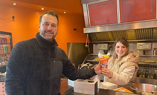 Übernehmen den Frizz-Imbiss mit den typischen niederländischen Pommes: Murat Ünlü und seine Ehefrau Zülal. - Jobst Lüdeking Übernehmen den Frizz-Imbiss mit den typischen niederländischen Pommes: Murat Ünlü und seine Ehefrau Zülal. - Jobst Lüdeking