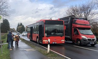 Ein Lastwagen überholt den Schulbus: Solche Situationen erleben die Schulkinder und ihre Eltern täglich. - Stadt Herford Ein Lastwagen überholt den Schulbus: Solche Situationen erleben die Schulkinder und ihre Eltern täglich. - Stadt Herford