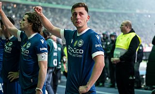 Mit Tränen in den Augen: Marius Wörl nach dem Spiel in der Kurve vor den Arminia-Fans. - Teresa Kroeger/RHR-FOTO Mit Tränen in den Augen: Marius Wörl nach dem Spiel in der Kurve vor den Arminia-Fans. - Teresa Kroeger/RHR-FOTO
