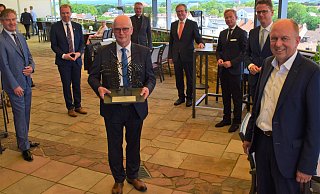 Hubertus Beringmeier (Mitte) wird von der Mittelstands- und Wirtschaftsunion im Kreis Paderborn um den Vorsitzenden Ulrich Lange (2. v. l.) mit dem Pader-Pfau ausgezeichnet. - MIT im Kreis Paderborn Hubertus Beringmeier (Mitte) wird von der Mittelstands- und Wirtschaftsunion im Kreis Paderborn um den Vorsitzenden Ulrich Lange (2. v. l.) mit dem Pader-Pfau ausgezeichnet. - MIT im Kreis Paderborn