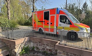Der Mann fiel in den vor kurzem erst eingezäunten geöffneten Bachlauf in Höxter. - Feuerwehr Höxter Der Mann fiel in den vor kurzem erst eingezäunten geöffneten Bachlauf in Höxter. - Feuerwehr Höxter