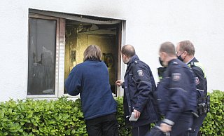 In einer Wohnung in der Schulstraße ist es nach Angaben der Feuerwehr am Mittwochnachmittag zu einer Verpuffung gekommen. - Ulf Hanke In einer Wohnung in der Schulstraße ist es nach Angaben der Feuerwehr am Mittwochnachmittag zu einer Verpuffung gekommen. - Ulf Hanke