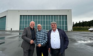 Geschäftsführer Roland Hüser (v.l.), Joe Yakub (Head of Operations Altitude Paint Services) und Andreas Ossenkopf (General Manager Altitude Paint Services) auf dem Flughafengelände. - Paderborn-Lippstadt-Airport Geschäftsführer Roland Hüser (v.l.), Joe Yakub (Head of Operations Altitude Paint Services) und Andreas Ossenkopf (General Manager Altitude Paint Services) auf dem Flughafengelände. - Paderborn-Lippstadt-Airport