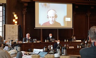 Der Leiter des Bahnprojekts Hannover-Bielefeld, Carsten-Alexander Müller, ist dem Rat per Livestream zugeschaltet. Werner Seeger (CDU) stellt ihm Fragen zur geplanten Trasse. - Christina Römer Der Leiter des Bahnprojekts Hannover-Bielefeld, Carsten-Alexander Müller, ist dem Rat per Livestream zugeschaltet. Werner Seeger (CDU) stellt ihm Fragen zur geplanten Trasse. - Christina Römer