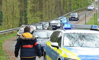 Mit Hupen und auch einzelnen Schildern und Transparenten an Fahrzeugen machten die Fahrer auf ihre Meinung aufmerksam. - Joern Spreen-Ledebur Mit Hupen und auch einzelnen Schildern und Transparenten an Fahrzeugen machten die Fahrer auf ihre Meinung aufmerksam. - Joern Spreen-Ledebur