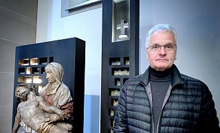 Pfarrer Elmar Quante ist erschüttert über die Respektlosigkeit, mit der die unbekannten Täter in Gütesrloh vorgegangen sind. An der Stelle des gestohlenen Kreuzes steht nun ein Ersatz-Kreuz. - Andreas Frücht Pfarrer Elmar Quante ist erschüttert über die Respektlosigkeit, mit der die unbekannten Täter in Gütesrloh vorgegangen sind. An der Stelle des gestohlenen Kreuzes steht nun ein Ersatz-Kreuz. - Andreas Frücht