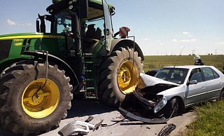 Ein Traktor und ein Auto sind bei dem Unfall beschädigt worden. - Feuerwehr Bad Wünnenberg Ein Traktor und ein Auto sind bei dem Unfall beschädigt worden. - Feuerwehr Bad Wünnenberg