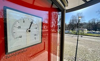 Das Thermometer vorm Goldbeck-Forum zeigt 18 Grad Celsius. - Susanne Lahr Das Thermometer vorm Goldbeck-Forum zeigt 18 Grad Celsius. - Susanne Lahr