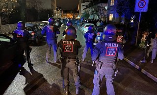 Die Polizisten mussten immer wieder den Spaziergängern die Straßen versperren. Am Ende gab es sogar Verletzte und eine Festnahme. - Andreas Zobe Die Polizisten mussten immer wieder den Spaziergängern die Straßen versperren. Am Ende gab es sogar Verletzte und eine Festnahme. - Andreas Zobe