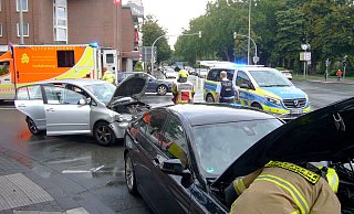 Bei einem Auffahrunfall beim Rechtsabiegen am Neuhäuser Tor wurde am Freitagnachmittag eine Autofahrerin aus dem Kreis Gütersloh verletzt. - Ralph Meyer Bei einem Auffahrunfall beim Rechtsabiegen am Neuhäuser Tor wurde am Freitagnachmittag eine Autofahrerin aus dem Kreis Gütersloh verletzt. - Ralph Meyer