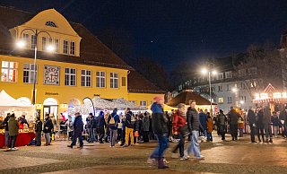 Je später der Abend, desto kühler wurde es auf dem Siegfriedplatz. Es gab aber genug Angebote, um sich von innen zu wärmen. - Mueller Je später der Abend, desto kühler wurde es auf dem Siegfriedplatz. Es gab aber genug Angebote, um sich von innen zu wärmen. - Mueller