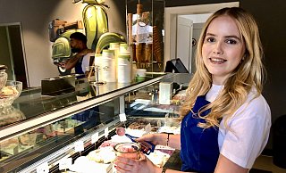 Mascha (18) ist im neuen Eiscafé an der Senner Buschkampstraße für die Kreation der Eisbecher zuständig. - Silke Kröger Mascha (18) ist im neuen Eiscafé an der Senner Buschkampstraße für die Kreation der Eisbecher zuständig. - Silke Kröger