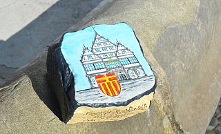 Künstler Egon Hüls hat auf einem historischen Pflasterstein das Paderborner Rathaus verewigt. - Stadt Paderborn Künstler Egon Hüls hat auf einem historischen Pflasterstein das Paderborner Rathaus verewigt. - Stadt Paderborn