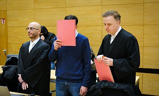 Der Hauptangeklagte und seine beiden Strafverteidiger Baris Devletli (l.) und Burkhard Benecken. - Andreas Zobe Der Hauptangeklagte und seine beiden Strafverteidiger Baris Devletli (l.) und Burkhard Benecken. - Andreas Zobe