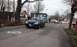 Die Markierung auf der Fahrbahn zeigt, wo die Fußgängerin vom Toyota angefahren wurde. - Heidi Froreich Die Markierung auf der Fahrbahn zeigt, wo die Fußgängerin vom Toyota angefahren wurde. - Heidi Froreich