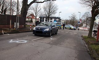 Die Markierung auf der Fahrbahn zeigt, wo die Fußgängerin vom Toyota angefahren wurde. - Heidi Froreich Die Markierung auf der Fahrbahn zeigt, wo die Fußgängerin vom Toyota angefahren wurde. - Heidi Froreich
