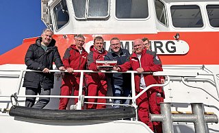 Vormann Michael Haack (3. v. l.) und seine Besatzungskollegen (v. l.) Wilm Wilms, Ralf Ulbertus und Kilian Schulz überreichen an Bord des Seenotrettungskreuzers "Hamburg" der DGzRS auf Borkum ein Sammelschiffchen an Hövelhofs Bürgermeister Michael Berens (l.) und Tourismusleiter Thomas Westhof. - Nordseeheilbad Borkum Vormann Michael Haack (3. v. l.) und seine Besatzungskollegen (v. l.) Wilm Wilms, Ralf Ulbertus und Kilian Schulz überreichen an Bord des Seenotrettungskreuzers "Hamburg" der DGzRS auf Borkum ein Sammelschiffchen an Hövelhofs Bürgermeister Michael Berens (l.) und Tourismusleiter Thomas Westhof. - Nordseeheilbad Borkum