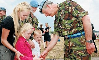 Der britische Thronfolger Prinz Charles begrüßt bei seinem Besuch in Gütersloh auch die kleineren Gäste. - Andreas Zobe Der britische Thronfolger Prinz Charles begrüßt bei seinem Besuch in Gütersloh auch die kleineren Gäste. - Andreas Zobe