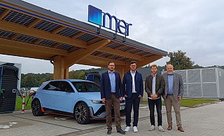 Alexander Graf (Allgemeiner Vertreter des Bürgermeisters von Hiddenhausen), Bastian Brouwer (Automobilwerk), Timo Orlic (Projektleiter Mer) und Rüdiger Meier (Bürgermeister von Kirchlengern) weihen den neuen Ladepark ein. - Sven Hauhart Alexander Graf (Allgemeiner Vertreter des Bürgermeisters von Hiddenhausen), Bastian Brouwer (Automobilwerk), Timo Orlic (Projektleiter Mer) und Rüdiger Meier (Bürgermeister von Kirchlengern) weihen den neuen Ladepark ein. - Sven Hauhart