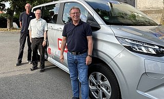 Fahrzeugbeauftragte Peter Friedrich (v. l.) aus Willebadessen und Heinz-Werner Klare aus Borgentreich sowie Werner Dürdoth, einer der beiden Vorsitzenden des Dorfmobil-Trägervereins. - Dorfmobil Fahrzeugbeauftragte Peter Friedrich (v. l.) aus Willebadessen und Heinz-Werner Klare aus Borgentreich sowie Werner Dürdoth, einer der beiden Vorsitzenden des Dorfmobil-Trägervereins. - Dorfmobil