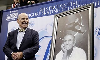 Der zweimalige Eiskunstlauf-Olympiasieger Richard «Dick» Button ist im Alter von 95 Jahren gestorben. - Marcio Jose Sanchez/AP/dpa Der zweimalige Eiskunstlauf-Olympiasieger Richard «Dick» Button ist im Alter von 95 Jahren gestorben. - Marcio Jose Sanchez/AP/dpa