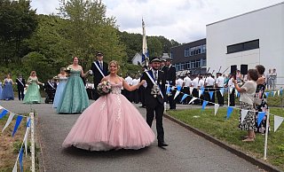 Viel Applaus gab’s für das Rimbecker Schützenkönigspaar Robert Wendt und Elena Hoppe beim Festumzug. - Holger Flörke Viel Applaus gab’s für das Rimbecker Schützenkönigspaar Robert Wendt und Elena Hoppe beim Festumzug. - Holger Flörke