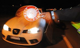 Die Polizei stoppte den Fiat, der zuvor in Schlangenlinien über den Ostwestfalendamm gekurvt war. Die Beamten reagierten erstaunt. - Symbolfoto: picture alliance / dpa Die Polizei stoppte den Fiat, der zuvor in Schlangenlinien über den Ostwestfalendamm gekurvt war. Die Beamten reagierten erstaunt. - Symbolfoto: picture alliance / dpa