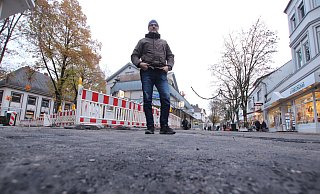 Die Innenstadt ist bereit für den Weihnachtsmarkt. Jan-Martin Müller, Infrakstrukturmanager bei der Stadtverwaltung, steht auf der frisch asphaltierten Fläche der Klosterstraße, auf der für gewöhnlich der Schweinebrunnen steht. - Jörg Stuke Die Innenstadt ist bereit für den Weihnachtsmarkt. Jan-Martin Müller, Infrakstrukturmanager bei der Stadtverwaltung, steht auf der frisch asphaltierten Fläche der Klosterstraße, auf der für gewöhnlich der Schweinebrunnen steht. - Jörg Stuke