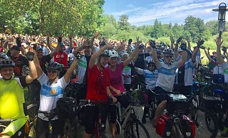 Hoch die Hände: Radtour. Die Stimmung entprechend des Wetters durchweg sonnig. - Ingo Müntz Hoch die Hände: Radtour. Die Stimmung entprechend des Wetters durchweg sonnig. - Ingo Müntz