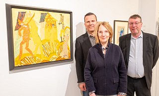 Christian Torner (v. l.), Stella Ahlers (beide Ahlers pro Arte) und Kurator Ulrich Luckhardt neben dem Gemälde Trompetenbläser im Dorf, die eigentlich einen Tubisten zeigt. - Ralf Bittner Christian Torner (v. l.), Stella Ahlers (beide Ahlers pro Arte) und Kurator Ulrich Luckhardt neben dem Gemälde Trompetenbläser im Dorf, die eigentlich einen Tubisten zeigt. - Ralf Bittner